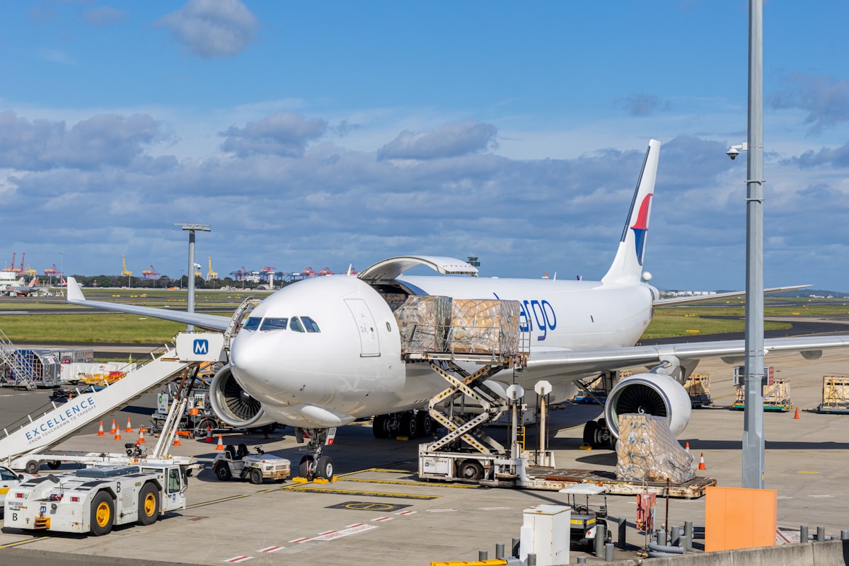机场货运区正在装载航空货物